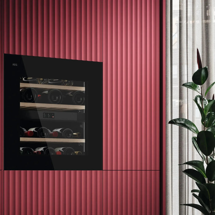 AEG AWCD280B6B inbouw wijnkoelkast, ingebouwd in een rode keukenwand