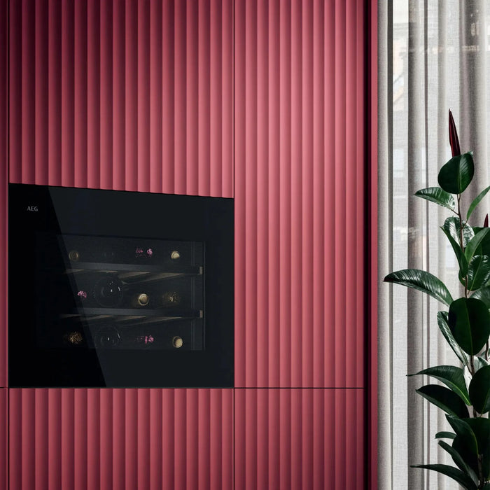AEG CW6000B inbouw wijnkoelkast, ingebouwd in een rode keukenwand