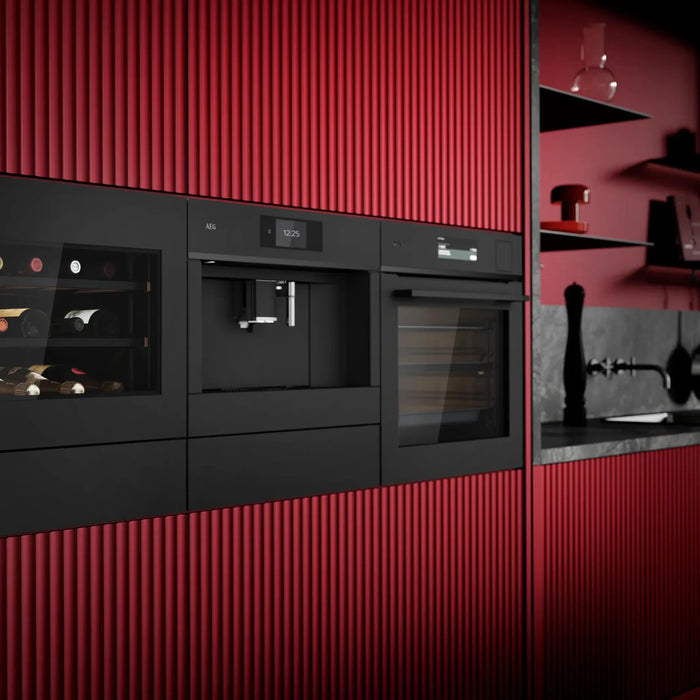 AEG CW6000B inbouw wijnkoelkast, naast een AEG-oven en koffiemachine