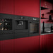 AEG CW6000B inbouw wijnkoelkast, naast een AEG-oven en koffiemachine