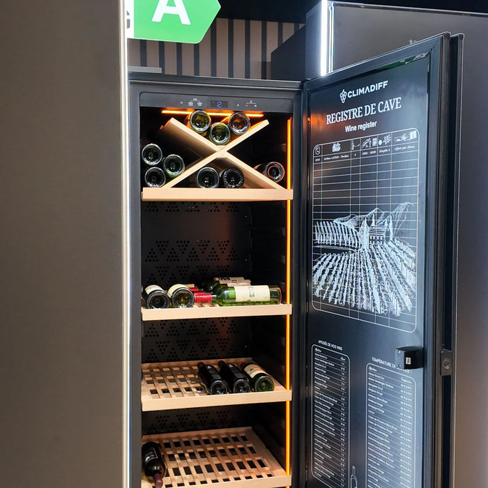 Climadiff RESERVE200A vrijstaande wijnkoelkast, op de beurs met open deur en flessen