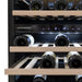Dunavox Flow-39 DAUF-39.121DB onderbouw wijnkoelkast, detail touchscreen en leggers met flessen