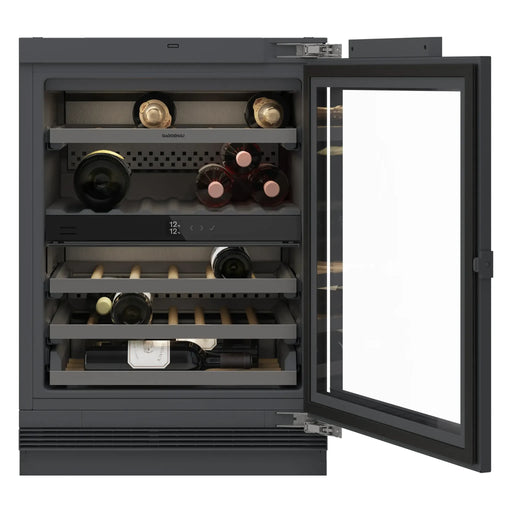 Gaggenau 200 serie RW204070 onderbouw wijnkoelkast, vooraanzicht met open deur en flessen