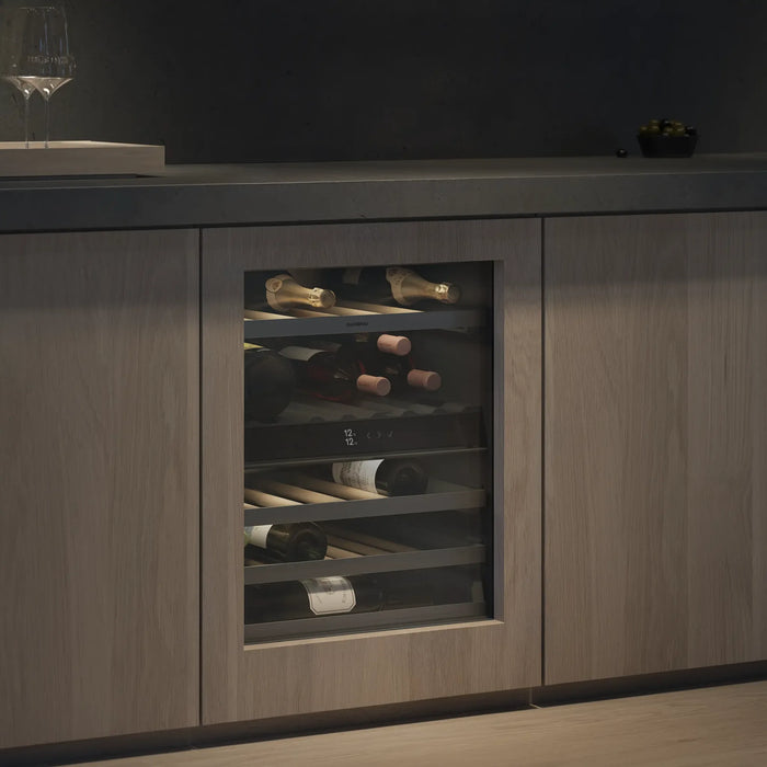 Gaggenau 200 serie RW204070 onderbouw wijnkoelkast, ingebouwd met eigen front onder het werkblad