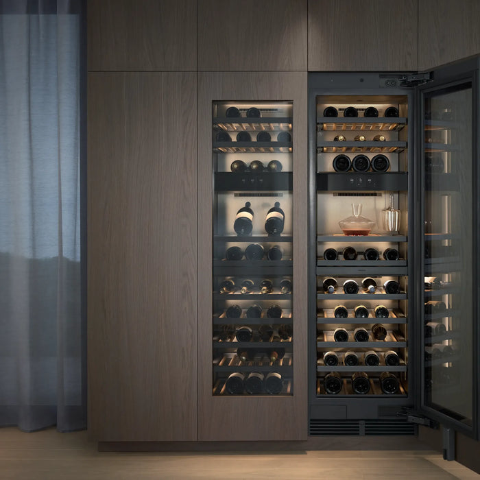 Gaggenau Vario Expressive RVW467170 inbouw wijnkoelkast met open deur in een kastenwand