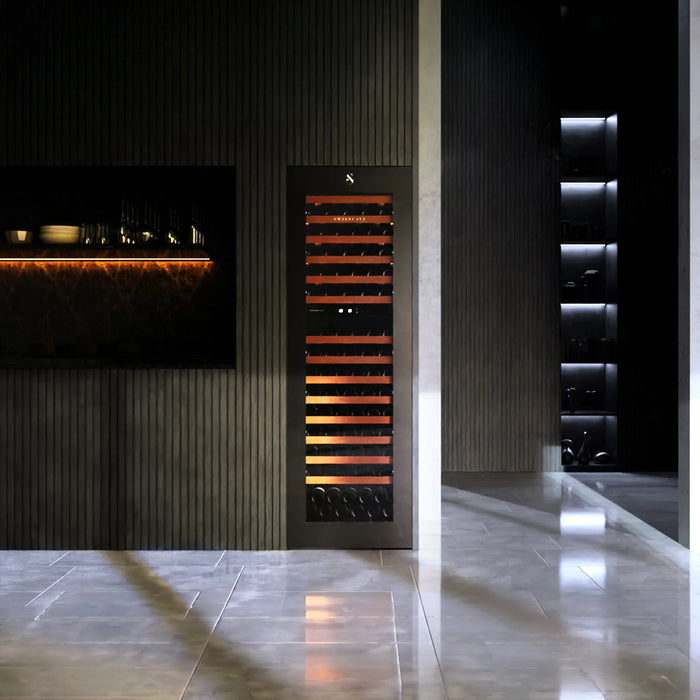 Swisscave Luxury WIB-178DF inbouw wijnkoelkast, in een zwarte keuken