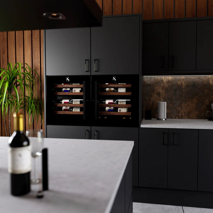 Swisscave Luxury WIB-60DFT inbouw wijnkoelkast, in een zwarte keuken