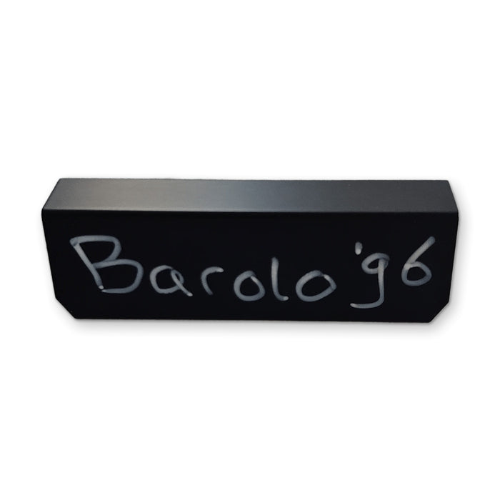 Wijnkoelkast label beschreven met krijtstift (Barolo '96)